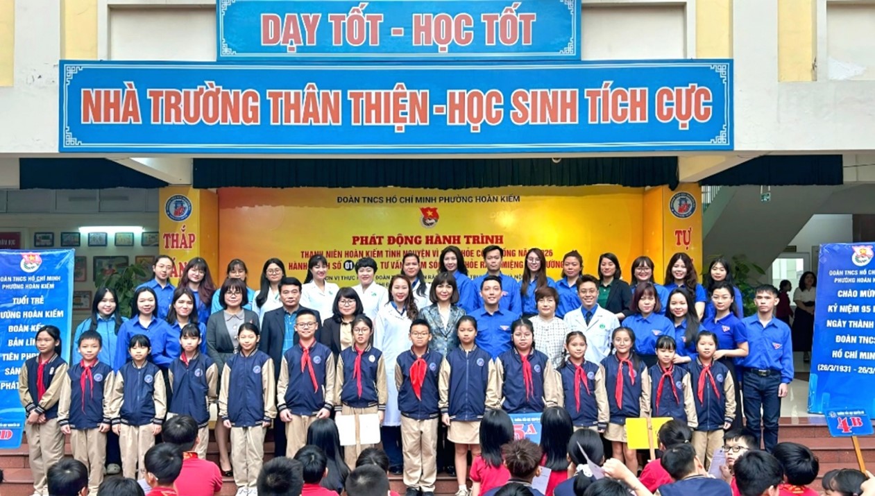 Các đại biểu chụp ảnh lưu niệm